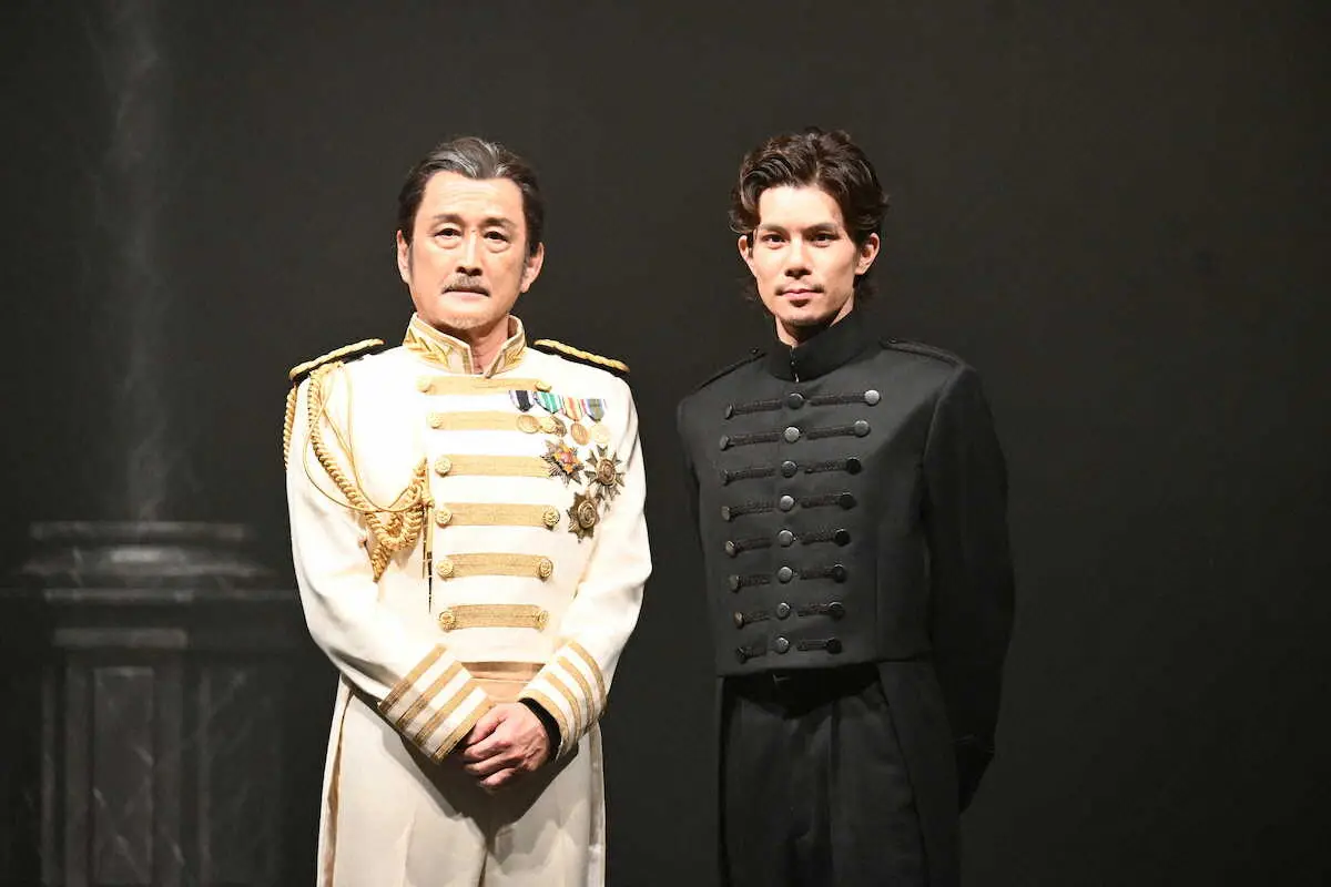 舞台「ハムレット」の公開稽古を行った吉田鋼太郎（左）と柿澤勇人（撮影・糸賀日向子）