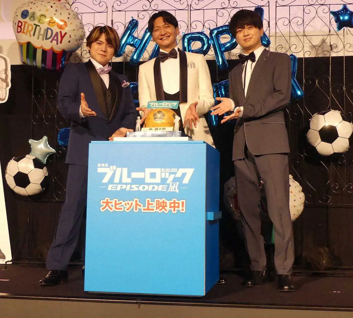 映画「劇場版ブルーロック―EPISODE凪―」の舞台あいさつに出席した（左から）内田雄馬、島崎信長、浦和希