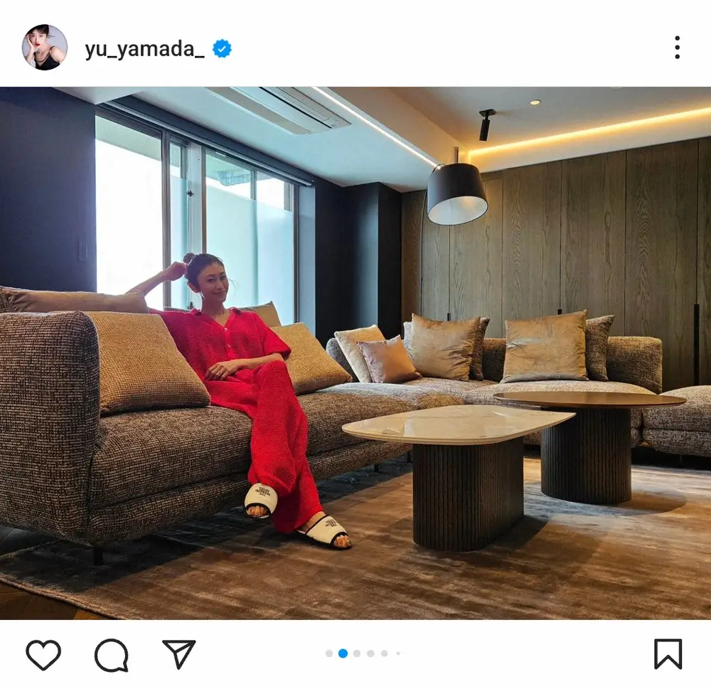 山田優「大きいソファでゆったり」自宅の広々リビングを公開　「なんと優雅な空間」「車買えそう」の声