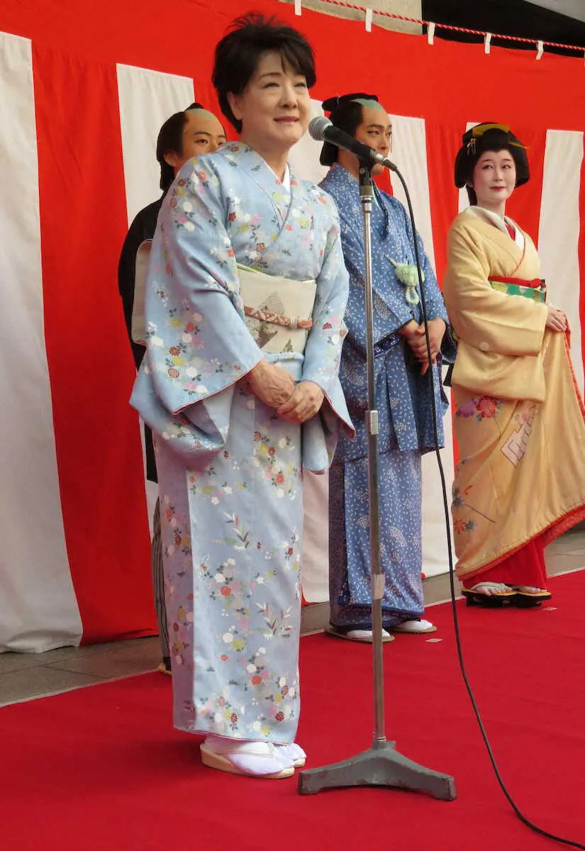初めてゲスト出演する松竹新喜劇公演初日を前に、大阪松竹座であいさつする川中美幸（左）