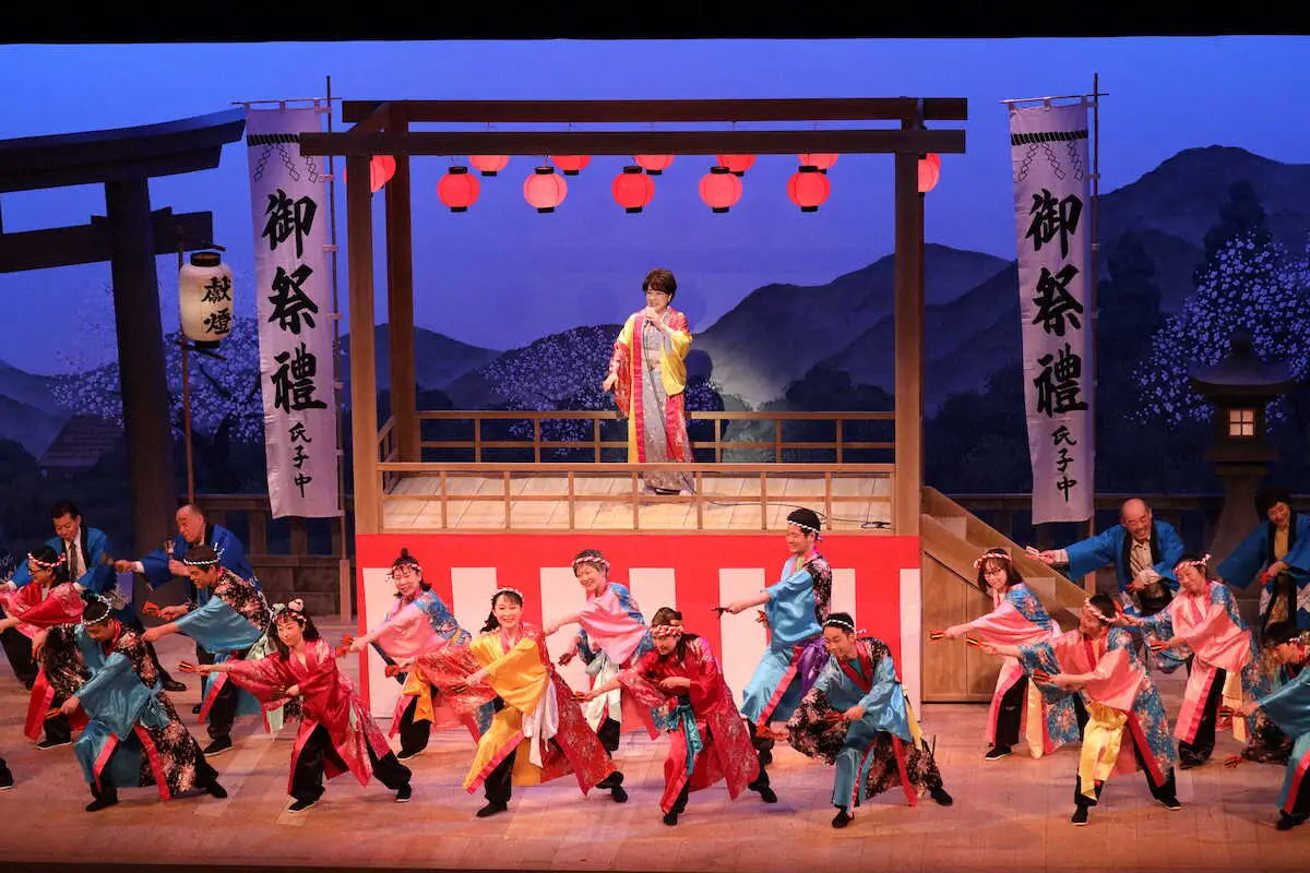 松竹新喜劇の「村は祭りで大騒ぎ」のクライマックス、櫓の上で熱唱する川中美幸