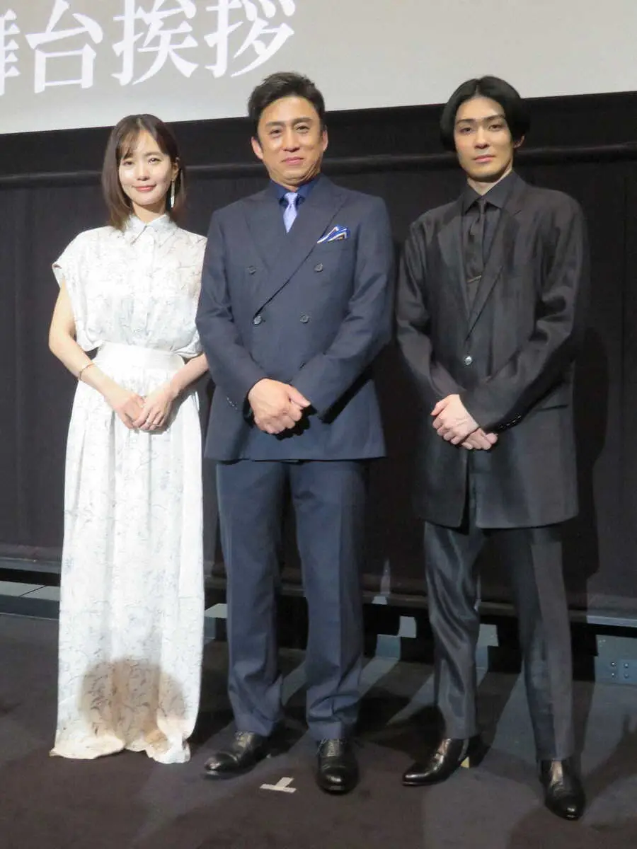 劇場版「鬼平犯科帳　血闘」の舞台あいさつに立った（左から）中村ゆり、松本幸四郎、市川染五郎