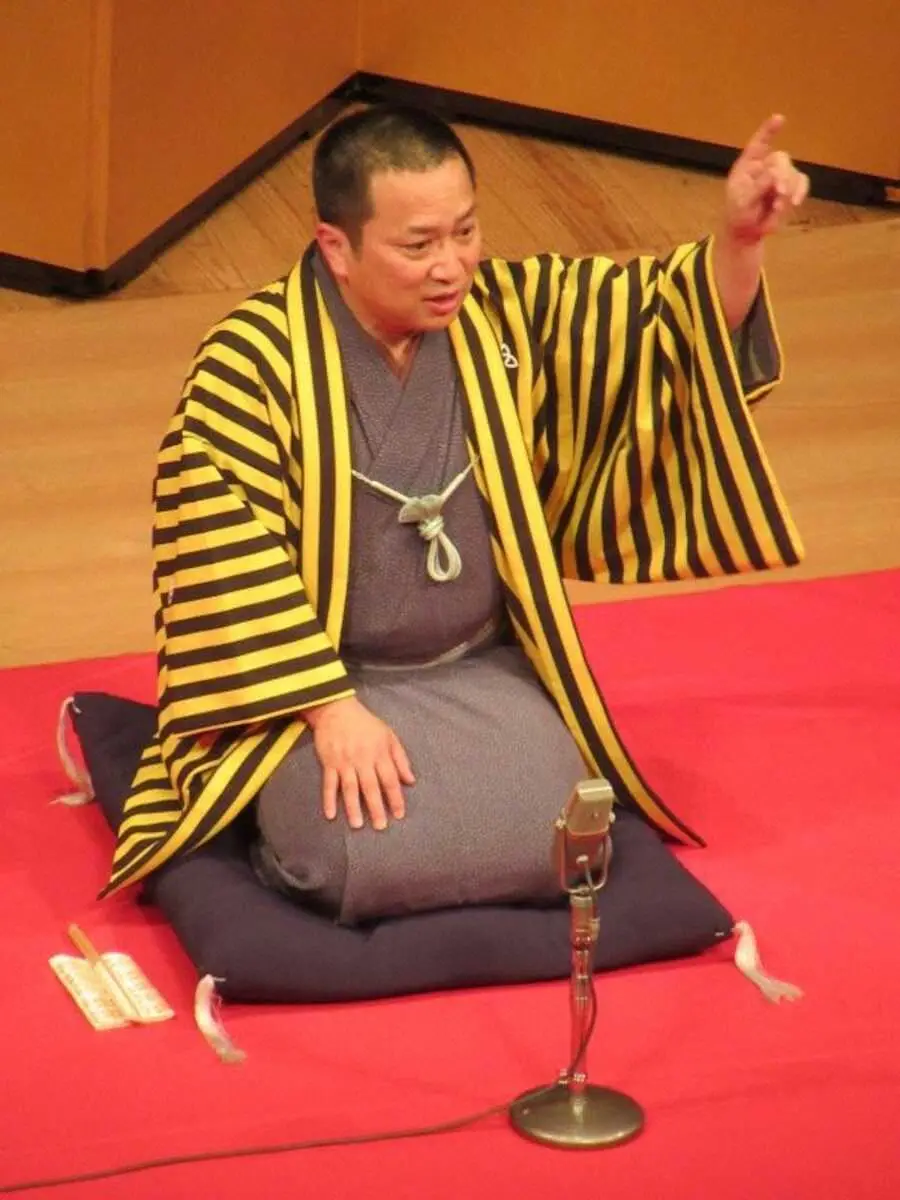 桂吉弥、30周年独演会全国ツアー開幕　愛する阪神カラーの縦じま衣装も披露