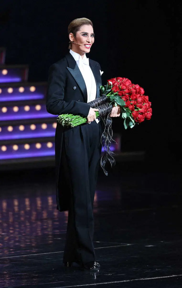 シンプルなエンビ服で真っ赤なバラを抱え、最後のあいさつを行った宝塚歌劇団月組トップスター月城かなと