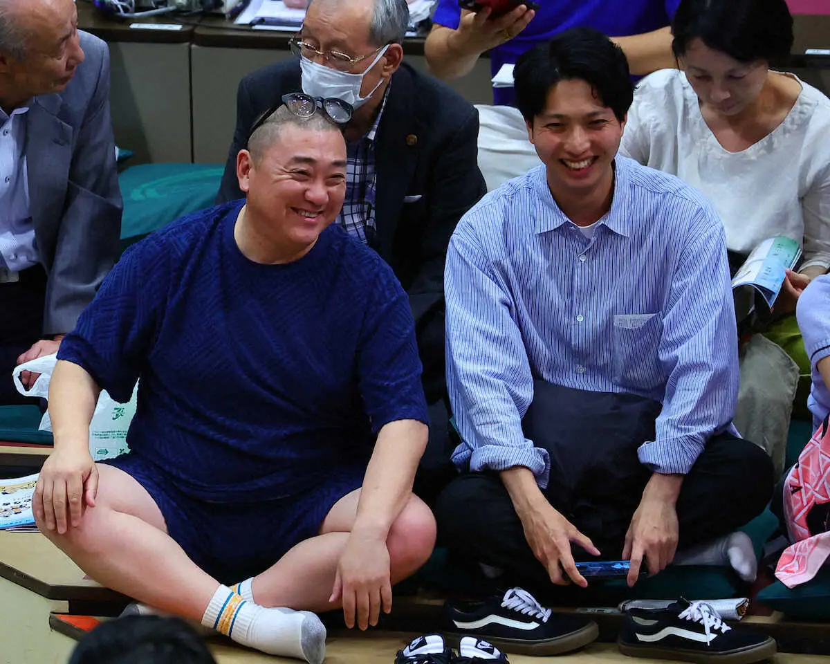 溜り席で観戦する山本圭壱（左）とキンボシの西田淳裕（撮影・藤山　由理）