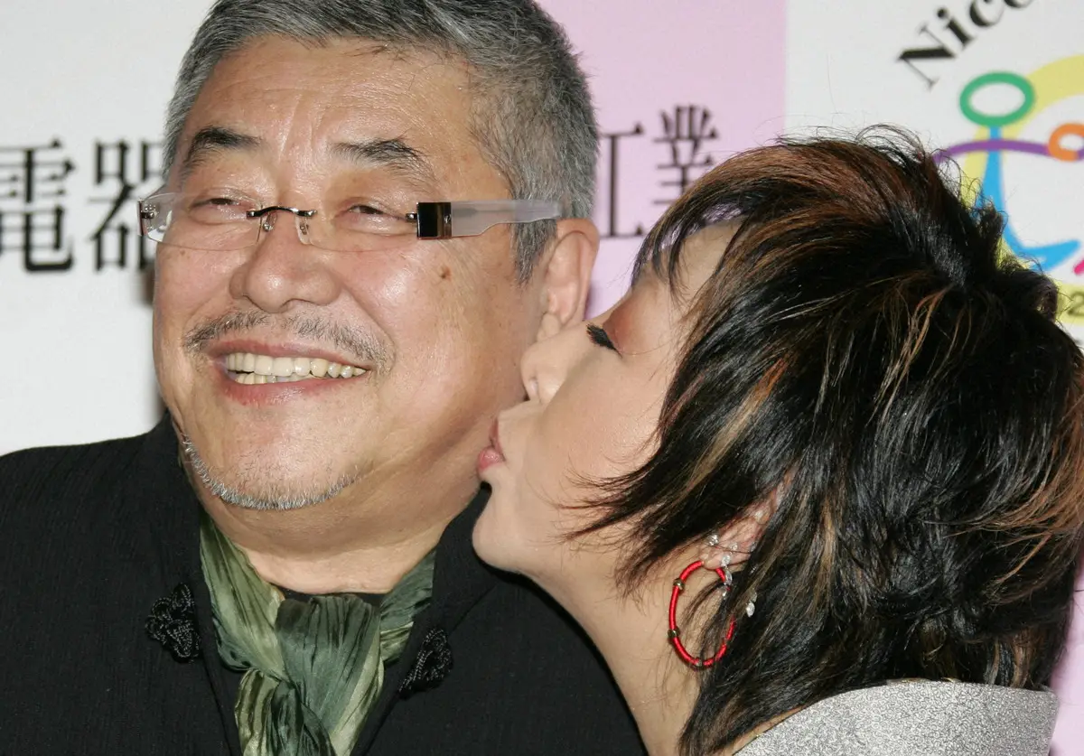 夫人の池波志乃（右）にキスをプレゼントされ、満面の笑顔の中尾彬さん（2008年4月12日）