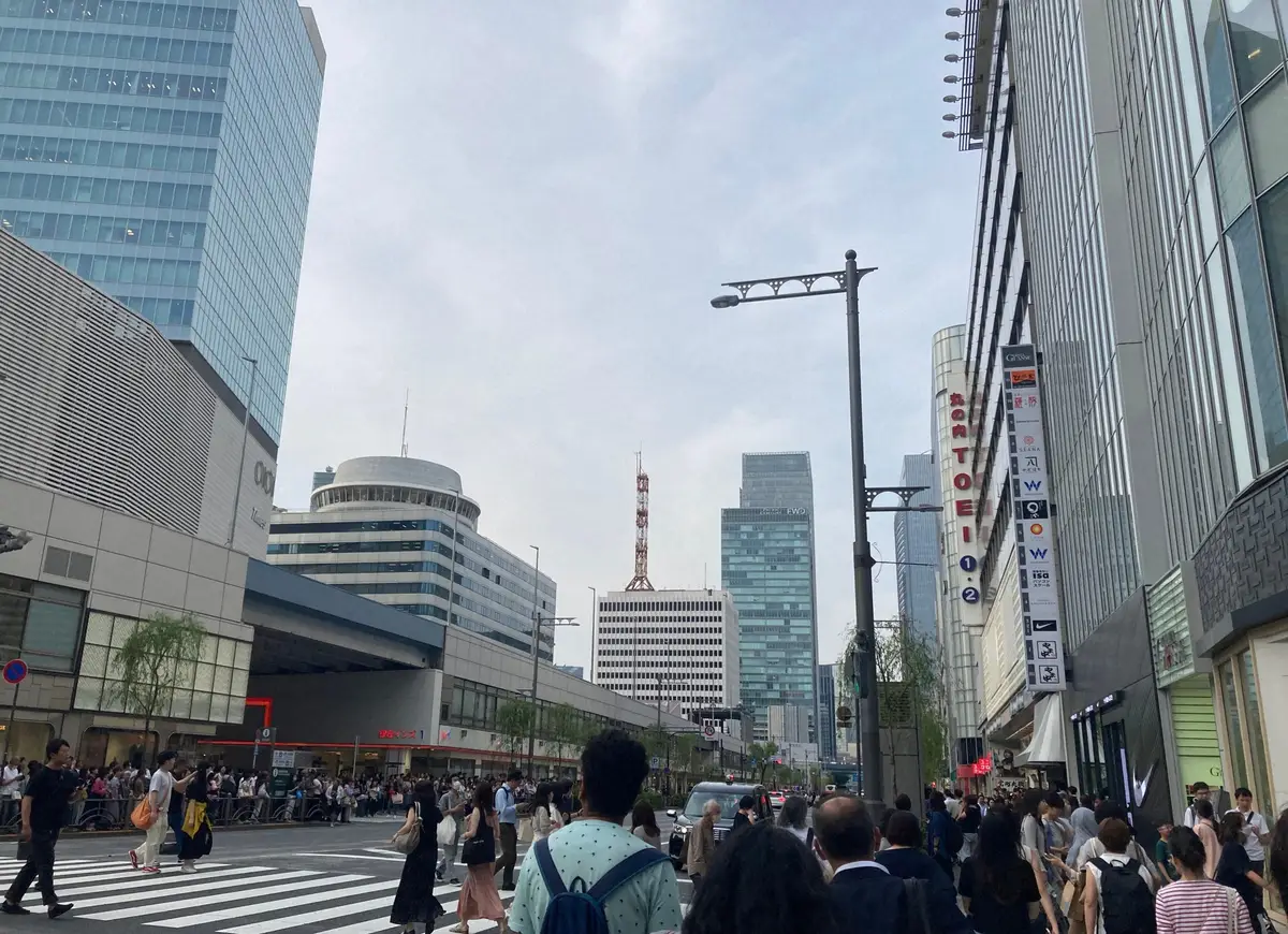 「帰ってきた　あぶない刑事」の初日舞台あいさつが行われた東京・銀座の丸の内TOEI前にできた出待ちの人々反対側の通りにも人、人…