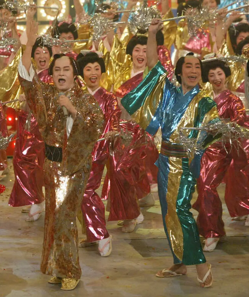 04年の紅白歌合戦で松平健（左）と「マツケンサンバⅡ」でポーズを決める真島茂樹さん