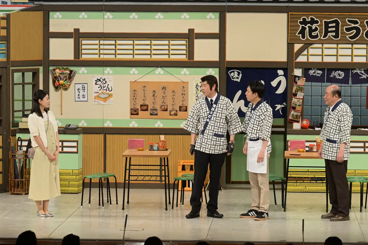 結婚以来初めて舞台で共演した吉本新喜劇の千葉公平（左から２人目）と鮫島幸恵（左端）
