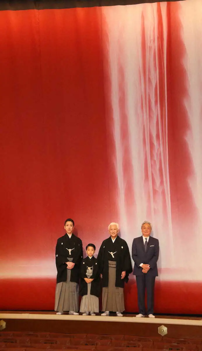 ＜「六月大歌舞伎」祝幕お披露目会見＞紅白の滝をイメージした祝幕の前で写真に納まる（左から）中村時蔵、中村梅枝、中村萬壽、千住博氏