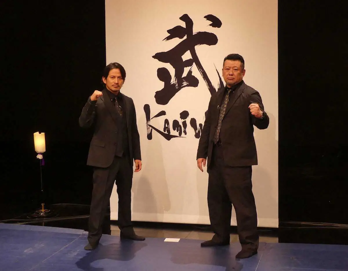 NHK「明鏡止水　武の五輪」で司会を務める岡田准一（左）とケンドーコバヤシ