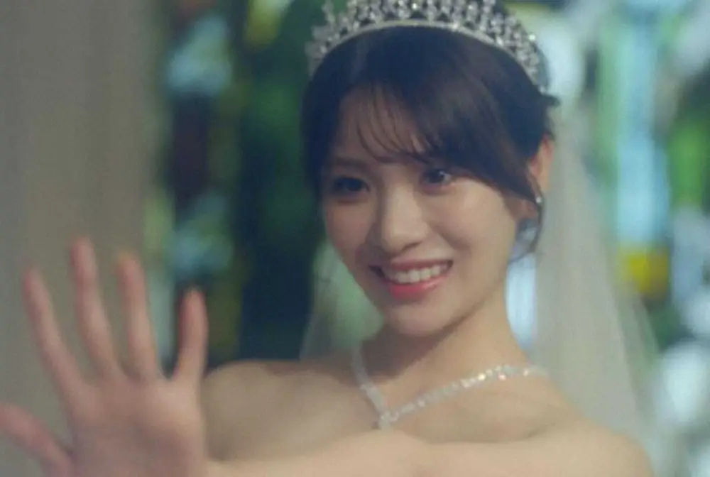 TENSONGの新作ミュージックビデオでウエディングドレス姿を披露した中川紅葉