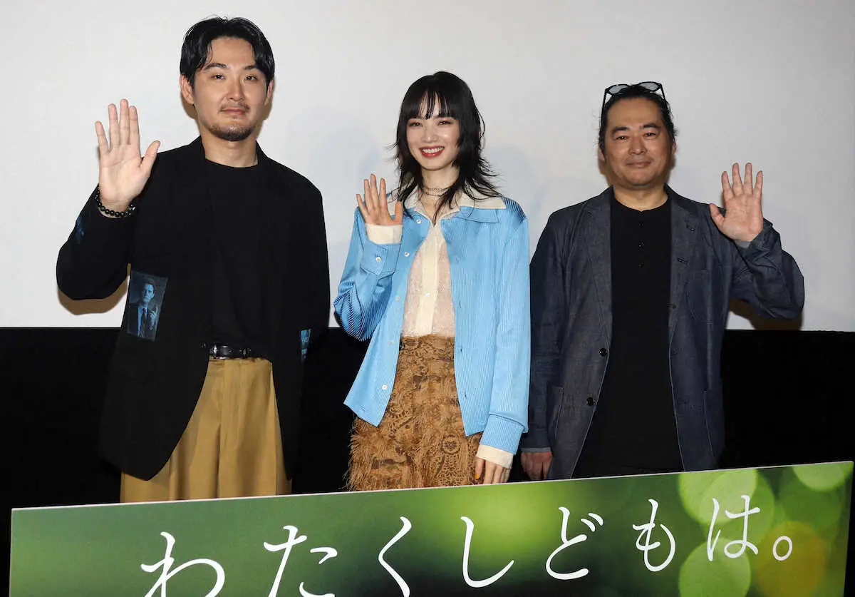 映画「わたくしどもは。」の公開記念舞台あいさつに登壇した（左から）松田龍平、小松菜奈、富名哲也監督