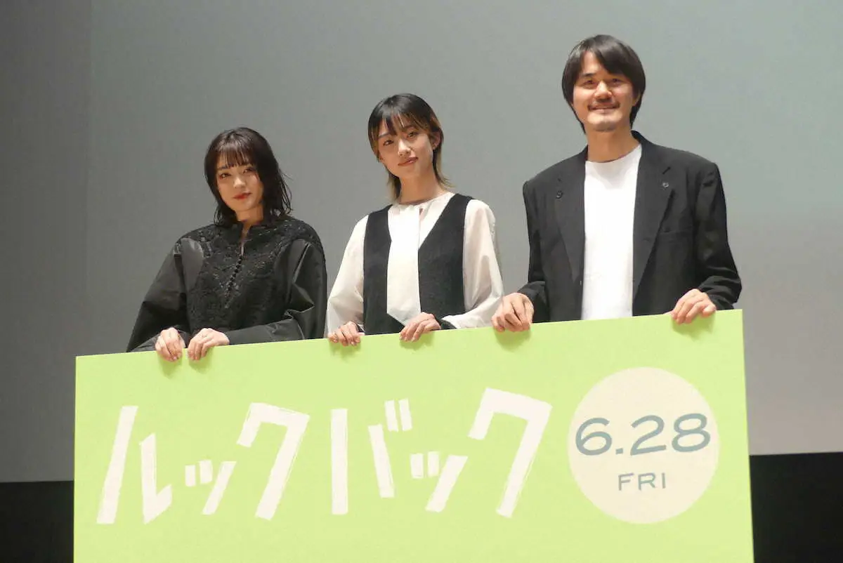 舞台あいさつに登場した（左から）吉田美月喜、河合優実、押山清高監督