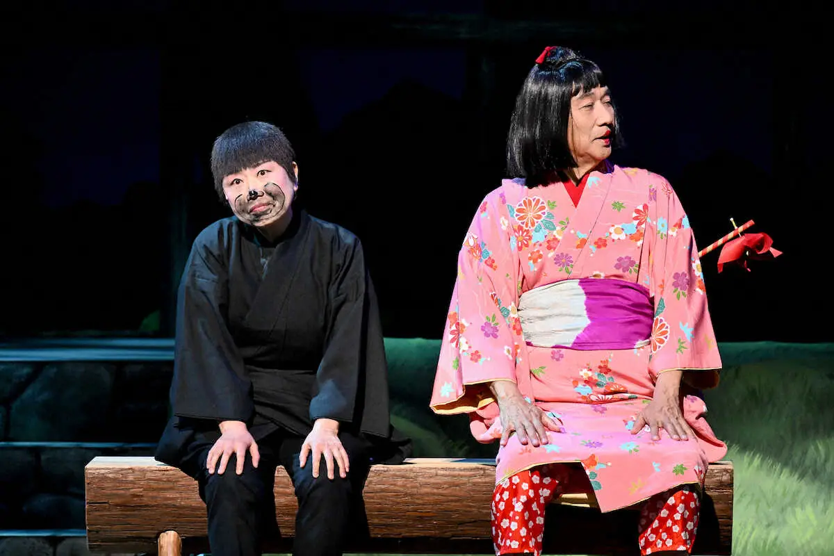 夫婦役で共演の「だいこん役者」では、劇中劇で少女にふんする前川清（右）と顔を墨だらけにする藤山直美（撮影・河上　　良）（C）新歌舞伎座
