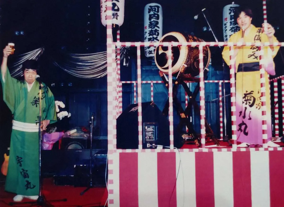 河内家宇宙丸と染め抜いた衣装を身につけた秋山豊寛さん（左）と筆者