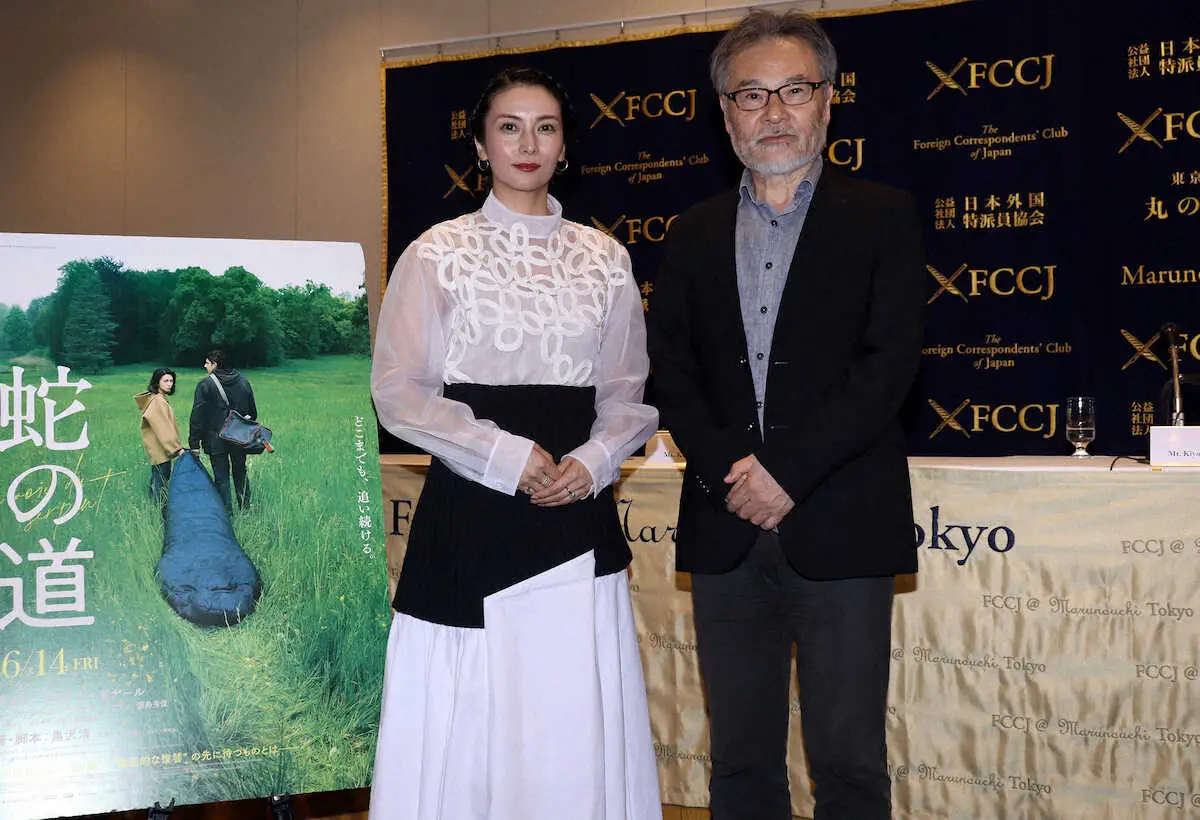 映画「蛇の道」の会見を行った主演の柴咲コウと黒沢清監督
