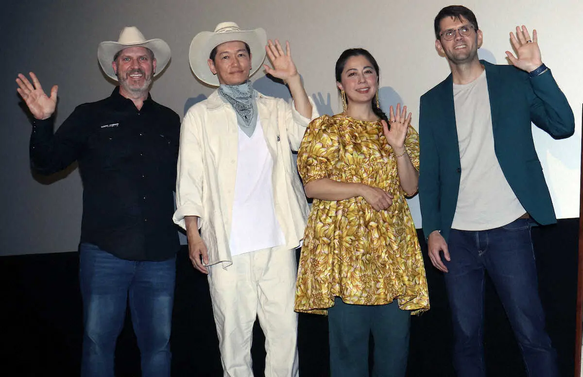 映画「東京カウボーイ」の公開記念舞台挨拶を行った（左から）マーク・マリオット監督、井浦新、藤谷文子、音楽のチャド・キャノン
