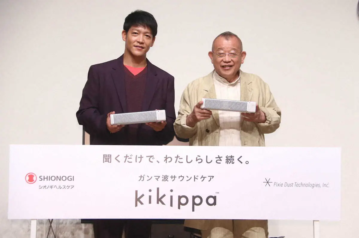 ＜「kikippa」のブランドアンバサダー就任会見＞笑顔で写真に納まる駿河太郎（左）と笑福亭鶴瓶