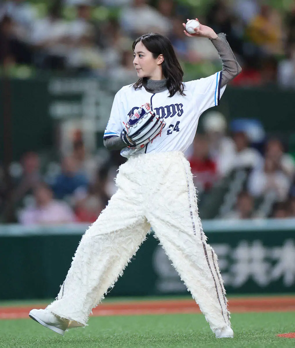 西武ファン女優・新川優愛が始球式　ノーバン投球ならず「85点」連敗止める勝利の女神に…