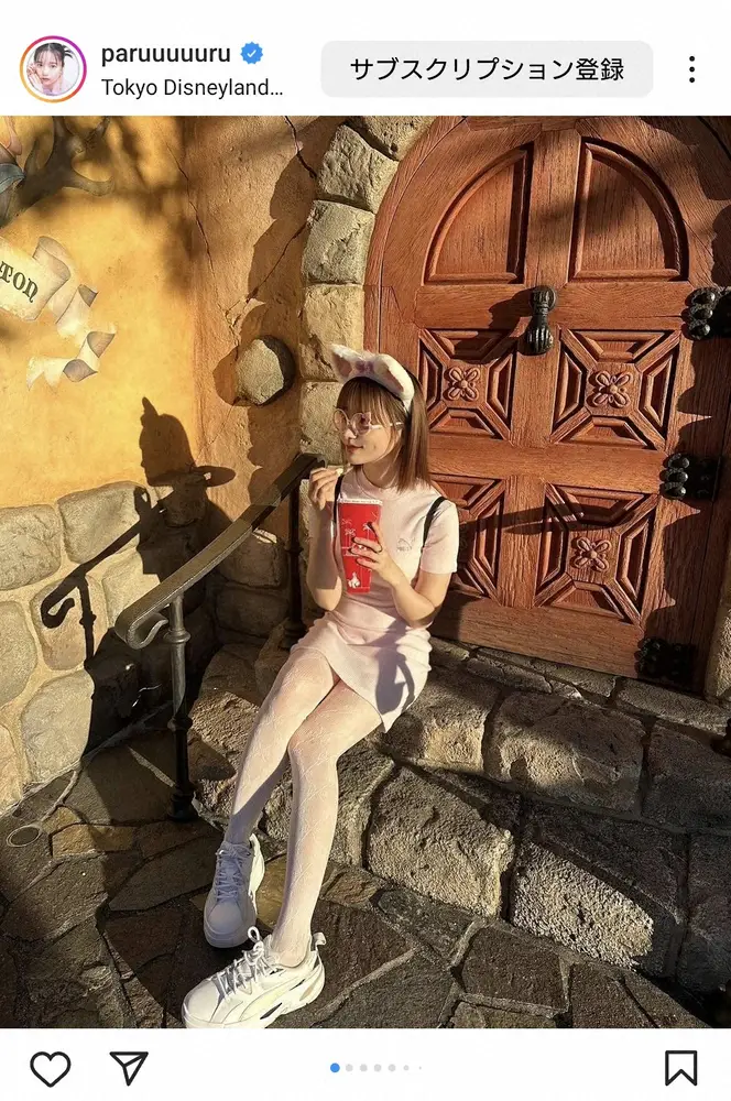 島崎遥香　元AKBのフリーアナらとディズニー満喫　ピンクのミニワンピで「マリーちゃんコーデ」披露