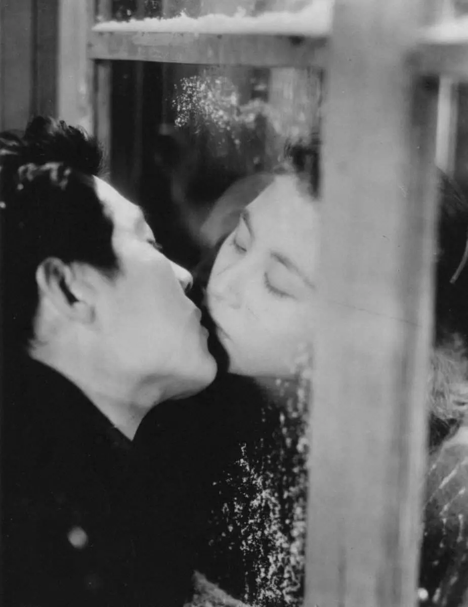 映画「また逢う日まで」の一場面。久我美子さんと岡田英次さん（左）のガラス越しのキスシーンが大きな話題となった（東宝提供）
