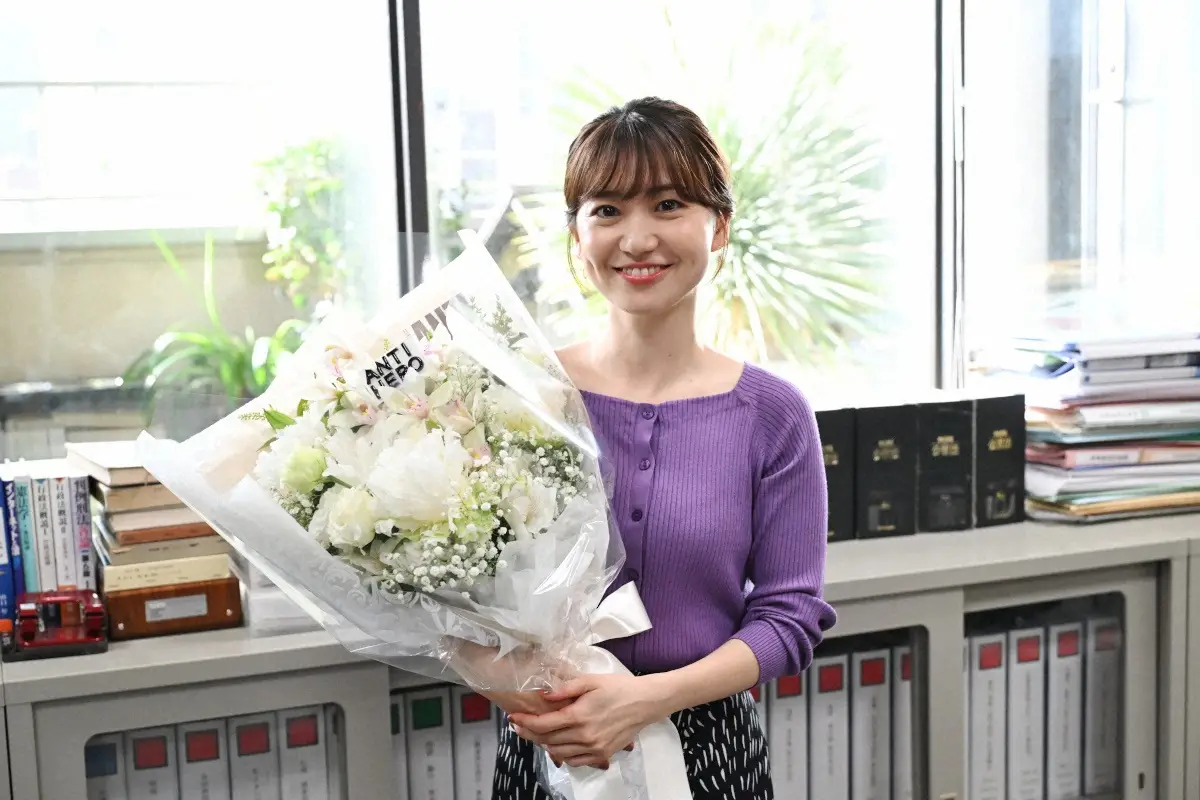 「アンチヒーロー」大島優子　白い花束を受け取り目頭熱く…出産後の復帰作撮了「凄く幸せな時間でした」
