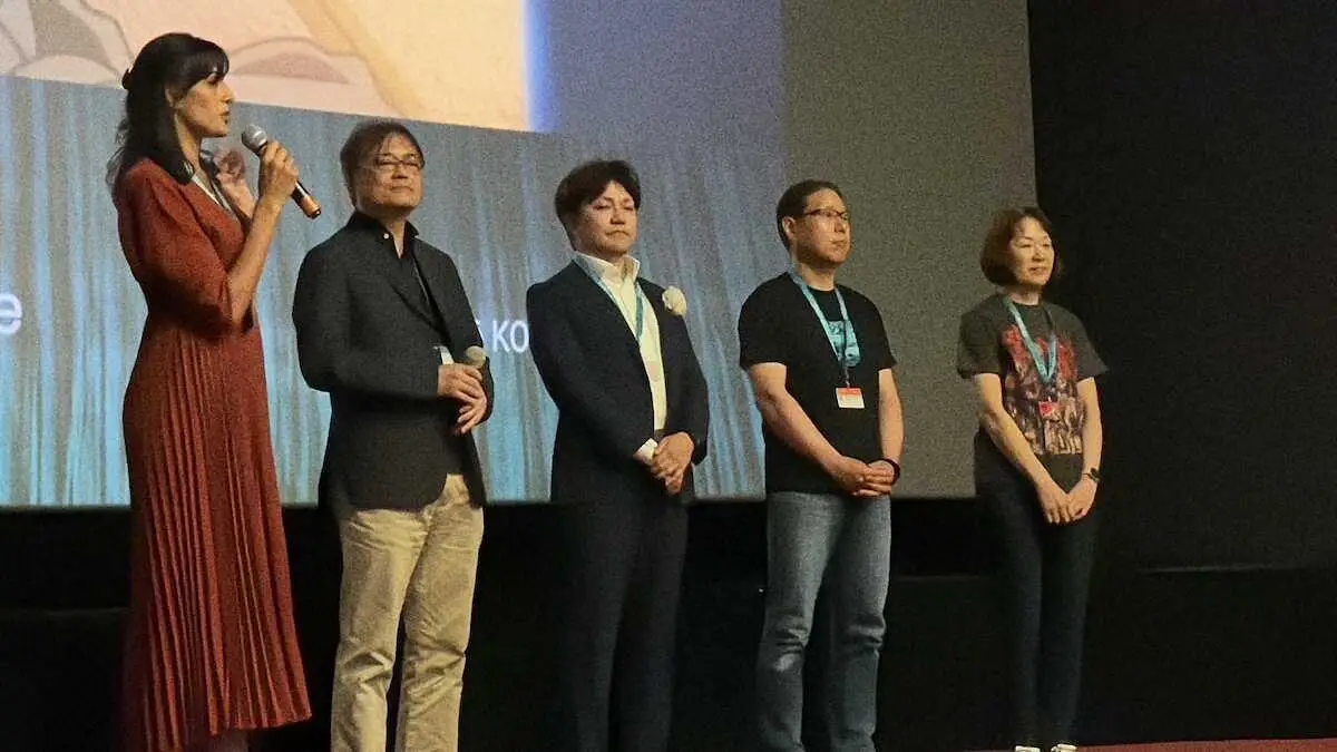 アヌシー国際アニメーション映画祭で舞台あいさつを行った古賀豪監督、内藤圭祐プロデューサー、原口智宏さん、原口尚子さん（左から）、左端はMC女性（提供写真）
