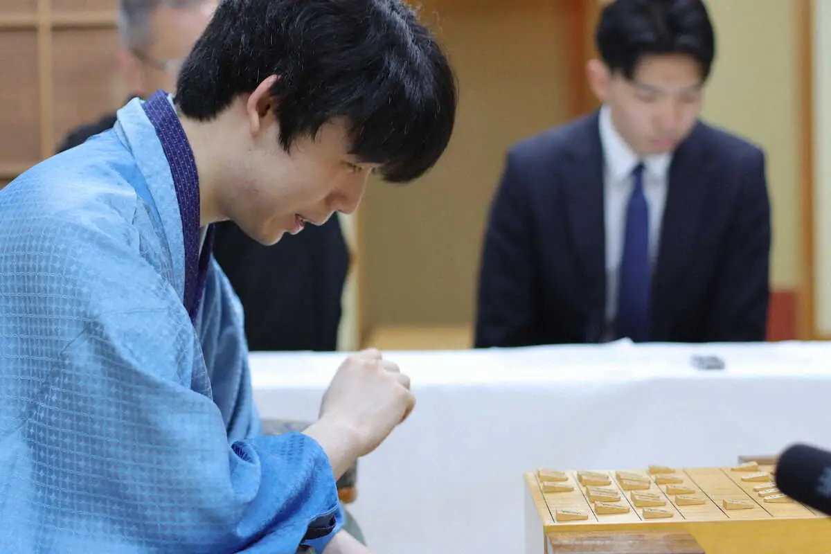 藤井聡太棋聖　永世棋聖に王手　山崎八段を111手で下し連勝