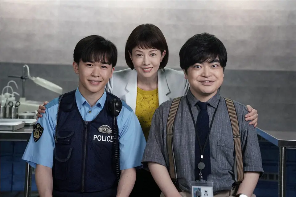 テレビ朝日「科捜研の女」に新加入する加藤諒（右）と鈴木福（左）。中央は主演の沢口靖子