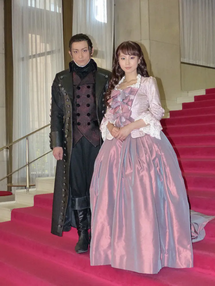 2015年、共演した舞台「嵐が丘」で衣装姿を披露した山本耕史（左）と堀北真希