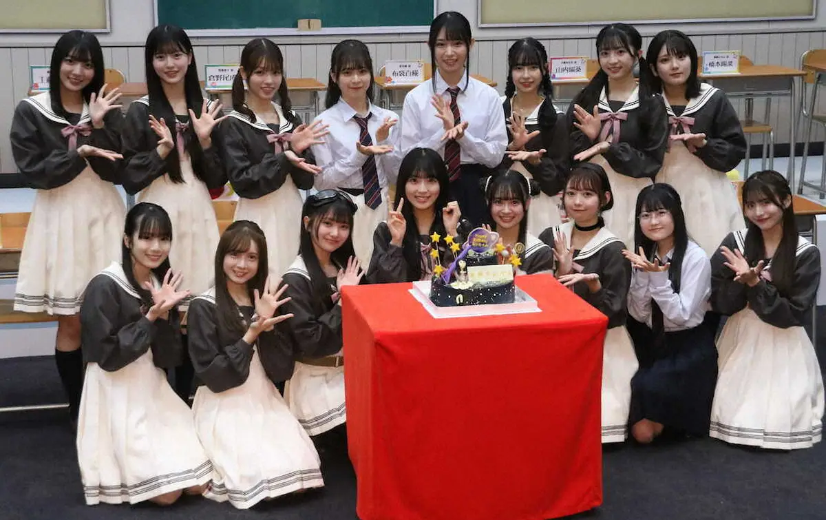 メンバーとバースデーケーキを囲むAKB48佐藤綺星（前列中央）