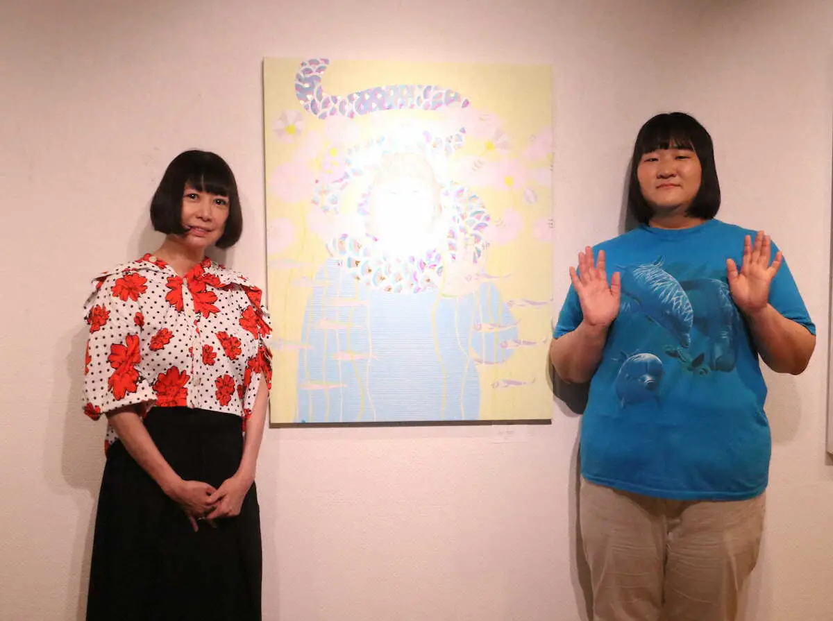 ＜KAORUKO個展「ANIMISM」取材会＞自身がモチーフになった絵と写真に納まる「ヨネダ2000」愛（右）と作者のKAORUKO