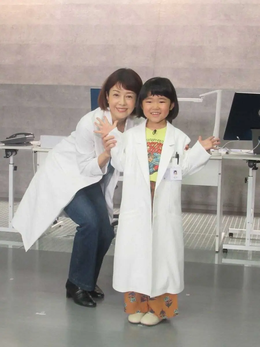 ドラマ「科捜研の女Season24」の会見に臨んだ沢口靖子（左）と「科捜研の女」宣伝大使に就任した永尾柚乃