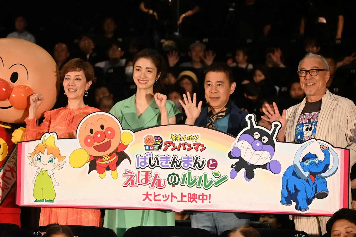 フォトセッションで笑顔の（左から）戸田恵子、上戸彩、岡村隆史、中尾隆聖（撮影・小渕　日向子）