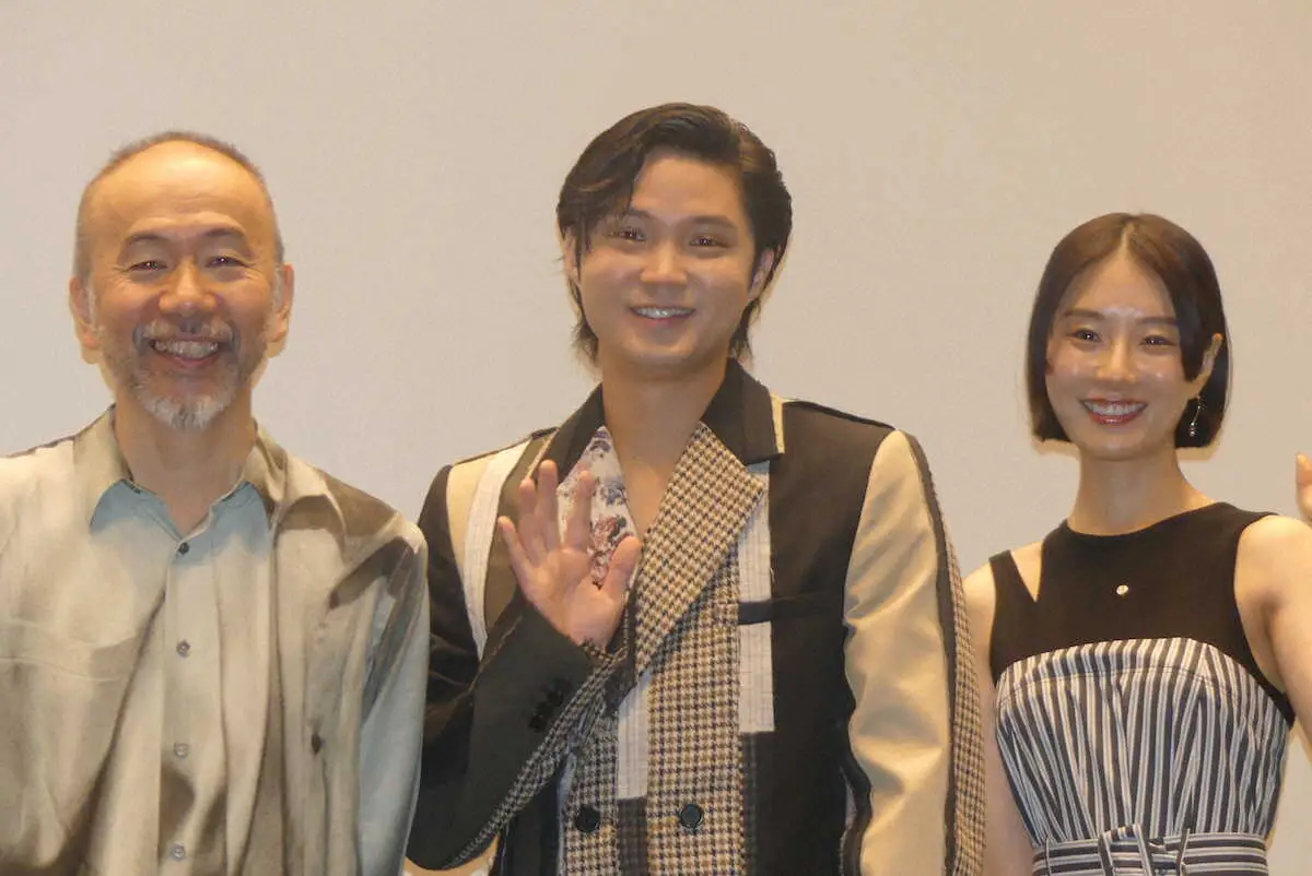 完成披露上映会に登壇した（左から）塚本晋也、磯村勇斗、玄理