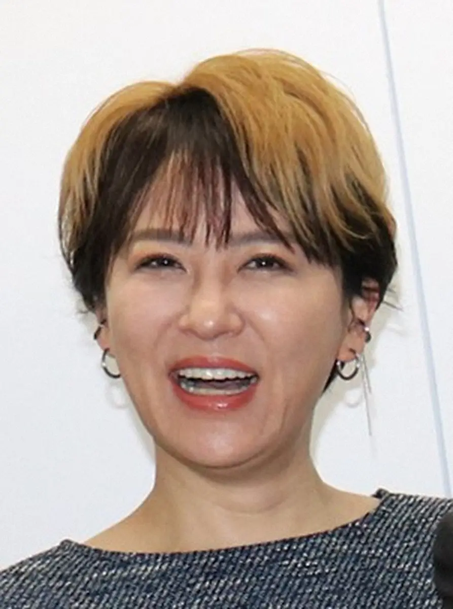 鈴木砂羽「顔とポーズはそれなりに若い」　13年前の“宅飲みショット”に「弾け過ぎ」「イケイケ」の声