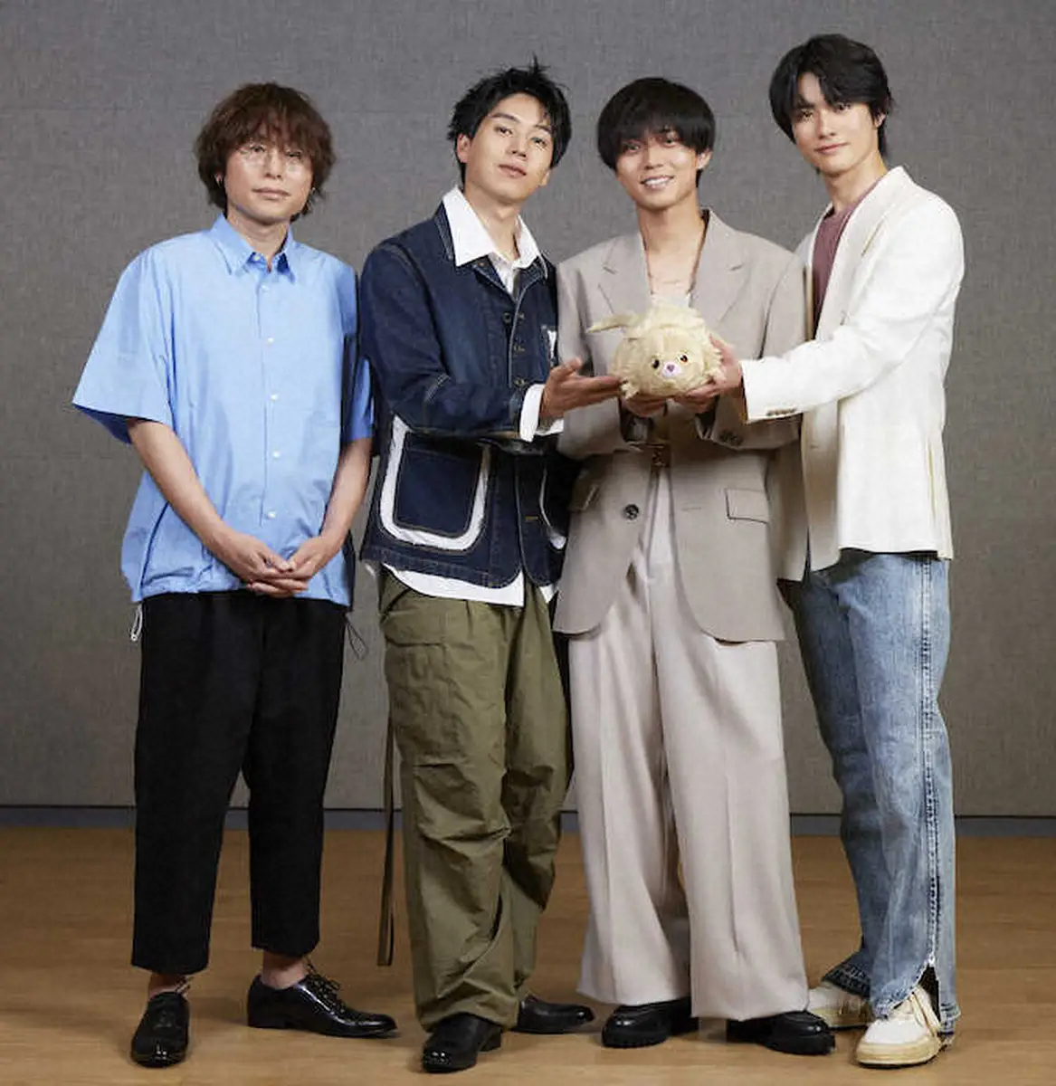 アニメ映画「ふれる。」でトリプル主演を務めるKing＆Princeの永瀬廉（左から3番目）、坂東龍汰（左から2番目）、前田拳太郎（左から4番目）と長井龍雪監督