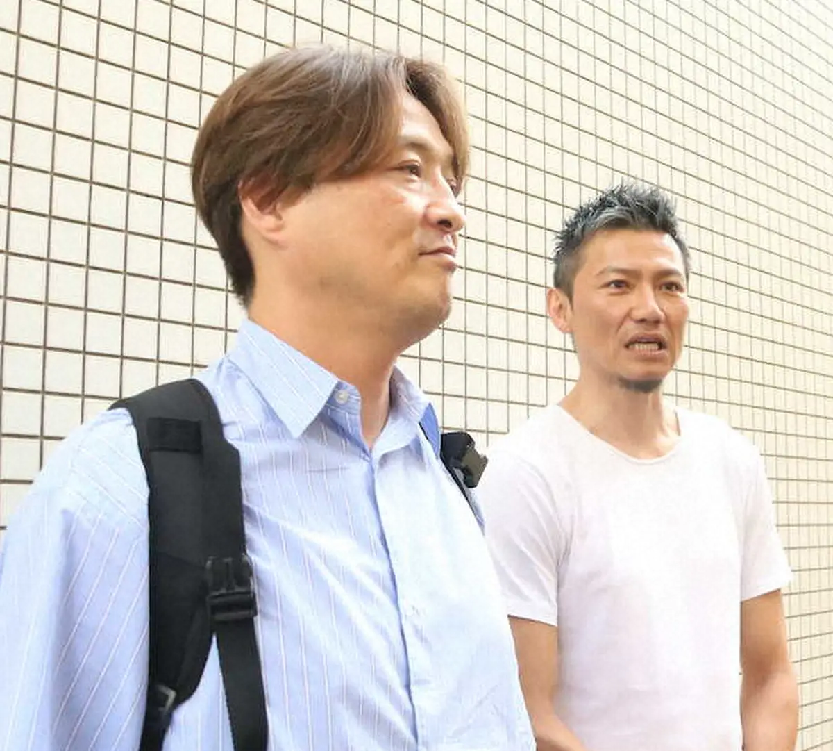 ラジオ放送後、報道陣に対応する「純烈」の酒井一圭（左）と岩永洋昭