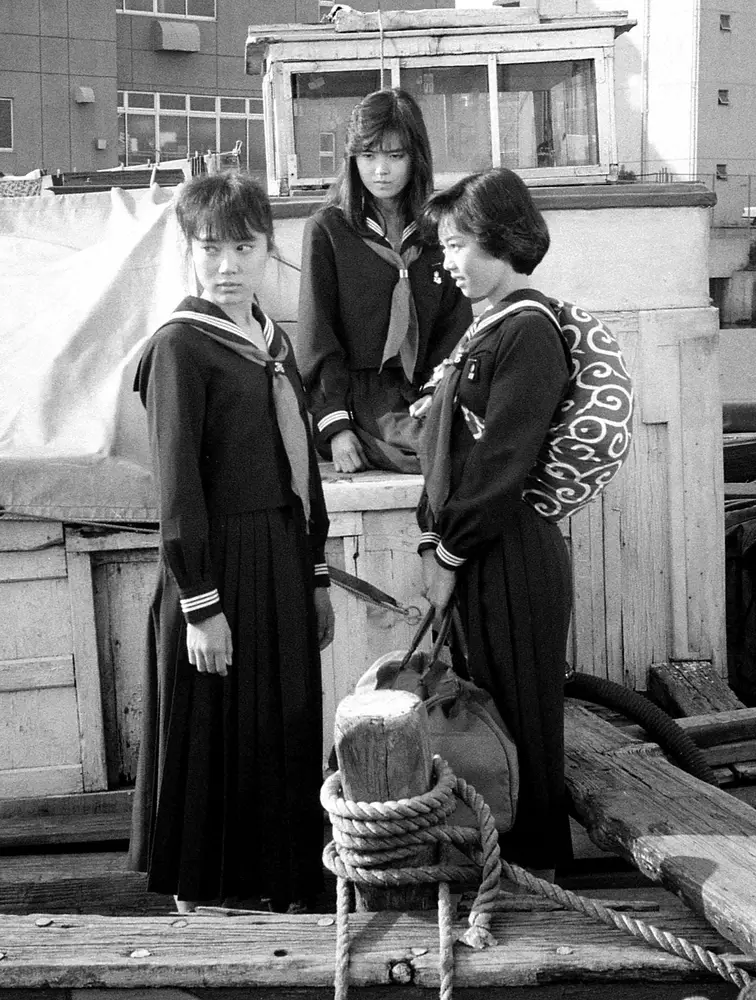 1987年、東映「スケバン刑事」のロケに臨む（左から）大西結花、中村由真、浅香唯