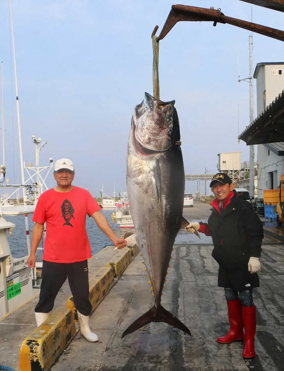 マグロの一本釣りに成功した福田こうへい（右）と「一番マグロの謳」の作詞を手がけた漁師の熊谷義宣さん