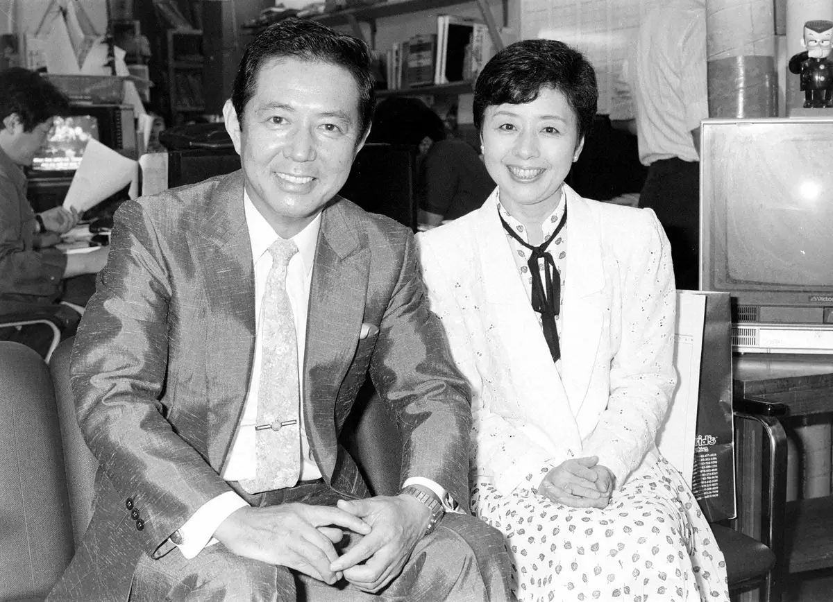 1987年、来社しインタビューに応える押阪忍さん。夫人の栗原アヤ子と