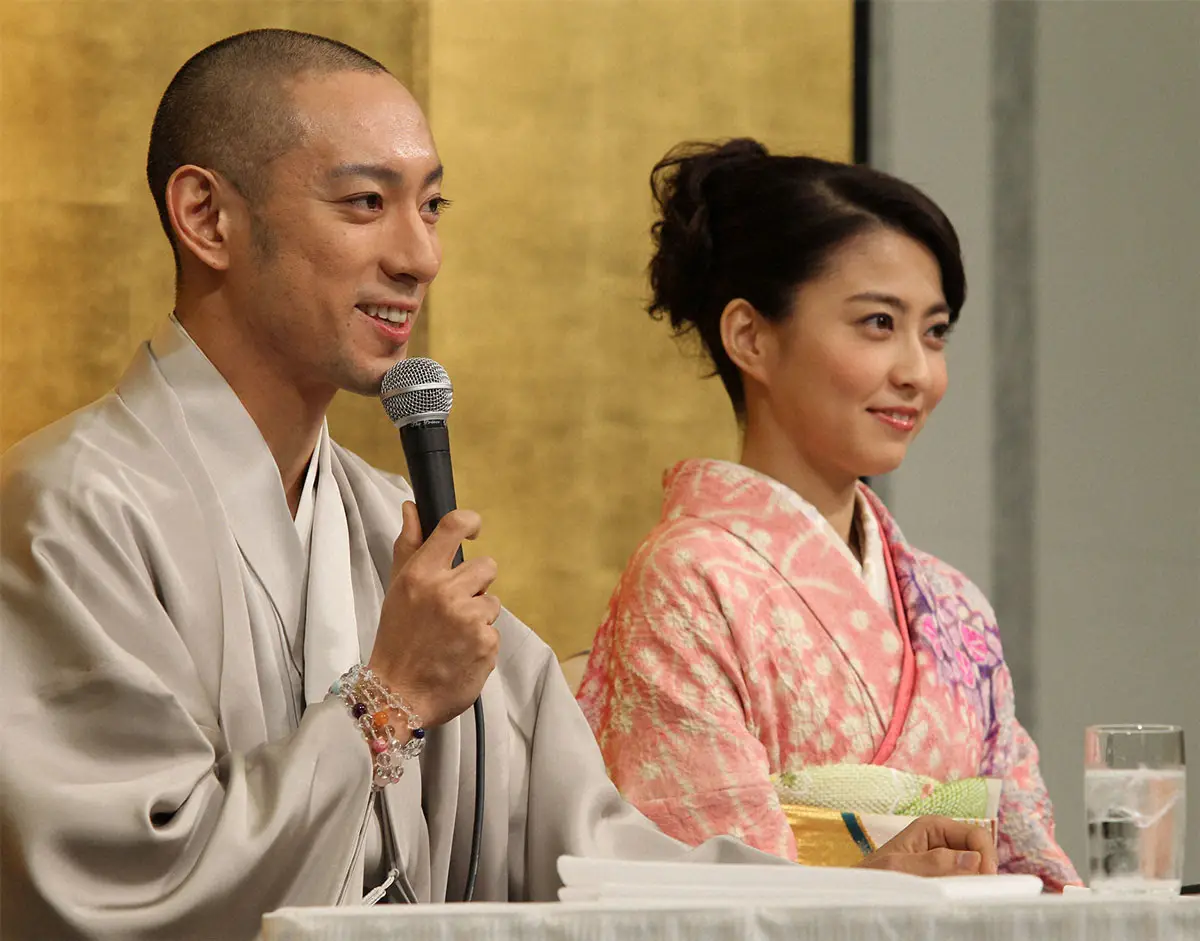 2010年1月29日、婚約会見をする市川團十郎（当時は市川海老蔵）と小林麻央さん