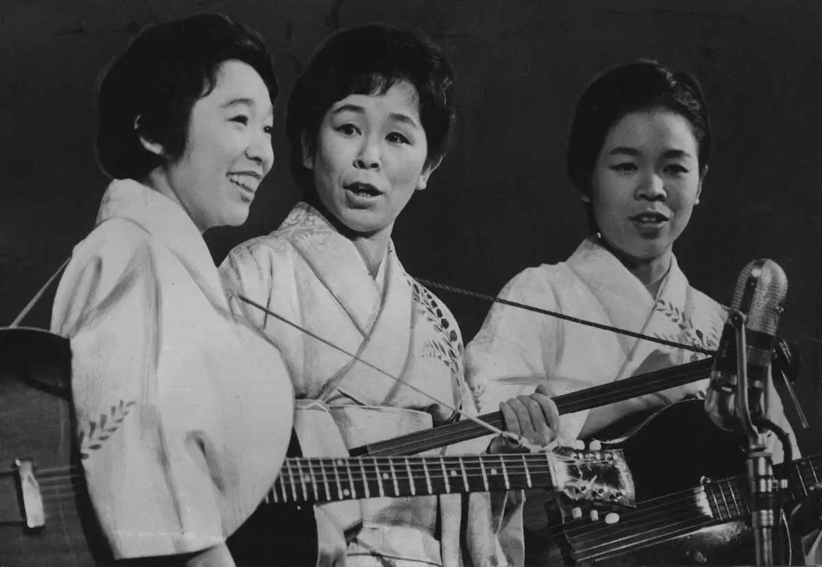 66年ごろ、ステージを盛り上げる「かしまし娘」（左から）正司照枝さん、歌江さん、花江