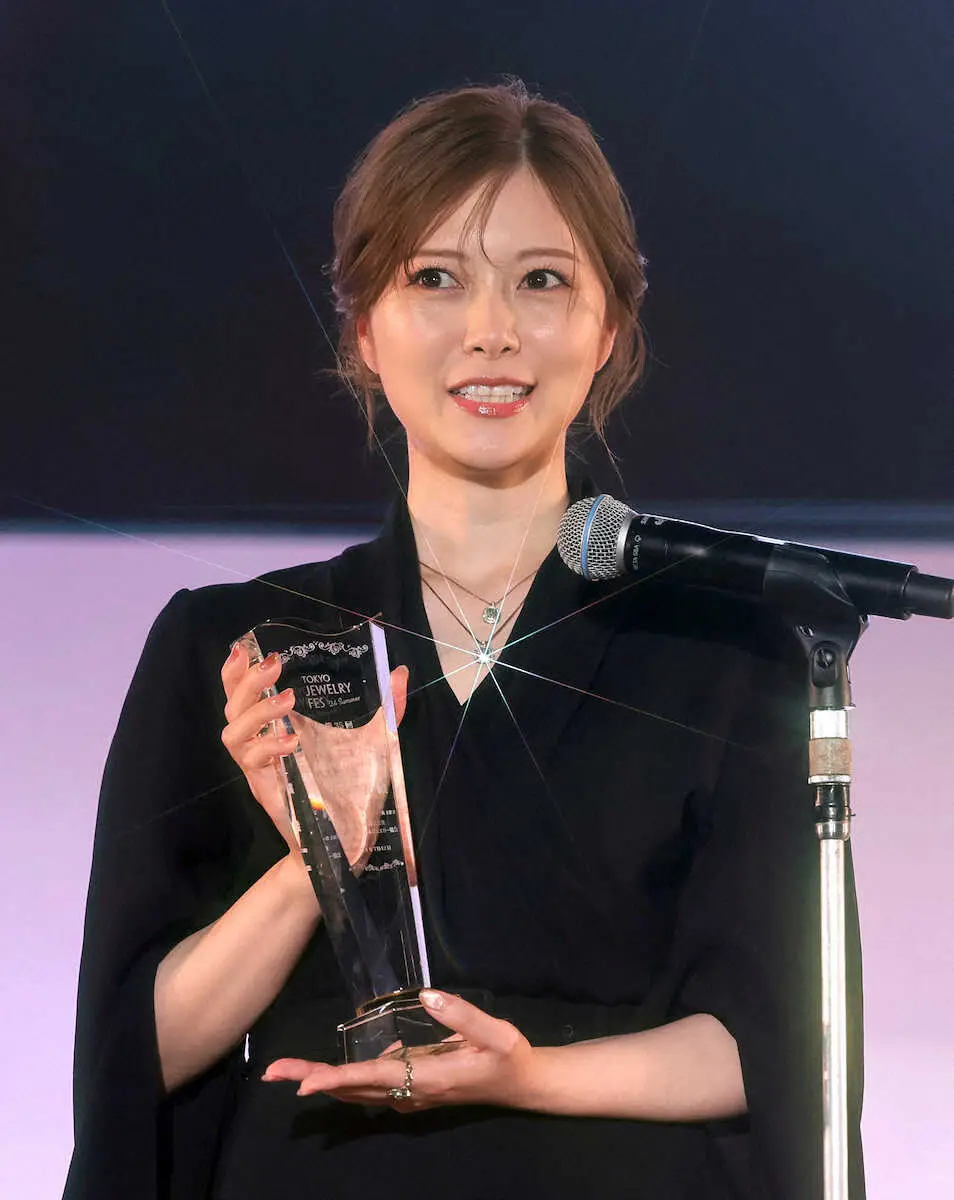 日本ジュエリーベストドレッサー賞の授賞式に出席した白石麻衣