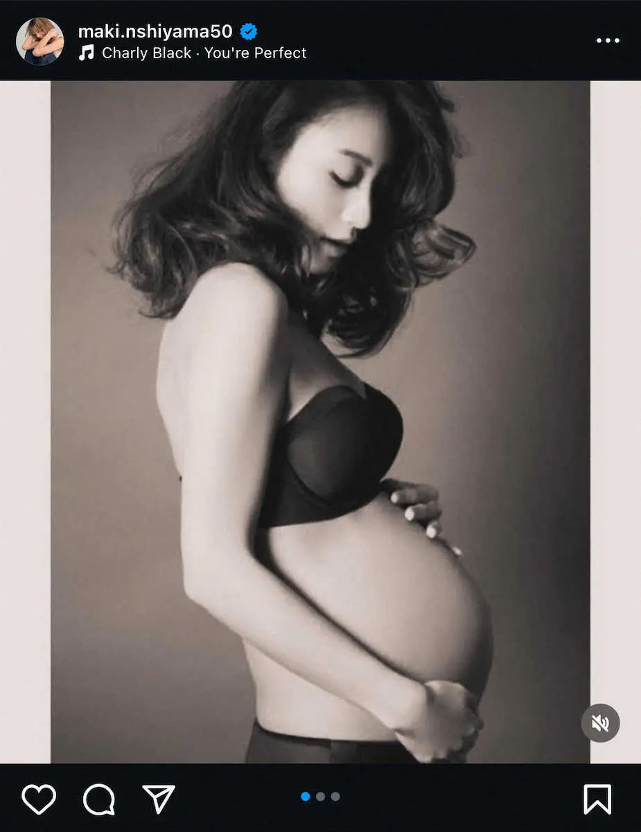 妊娠当時のマタニティ写真。西山茉希のインスタグラム（@maki.nshiyama50）から。