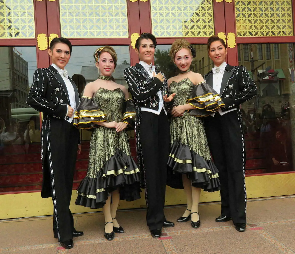京都南座でのサヨナラ公演初日を前に、大勢のファンにあいさつしたOSK日本歌劇団トップスター楊琳（中央）と娘役トップスター舞美りら（右から2人目）　　　　　　　　　　　　　　　　　　　　　　　　　