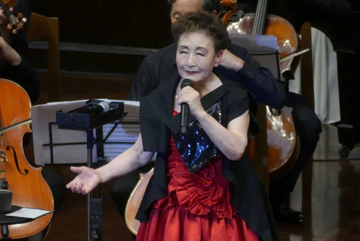 母校の東大・安田講堂でコンサートを行った加藤登紀子