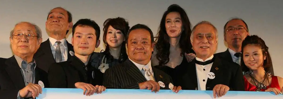 09年、映画「旭山動物園物語」の初日舞台あいさつでフォトセッションに納まる中村靖日さん（前列左から2人目）