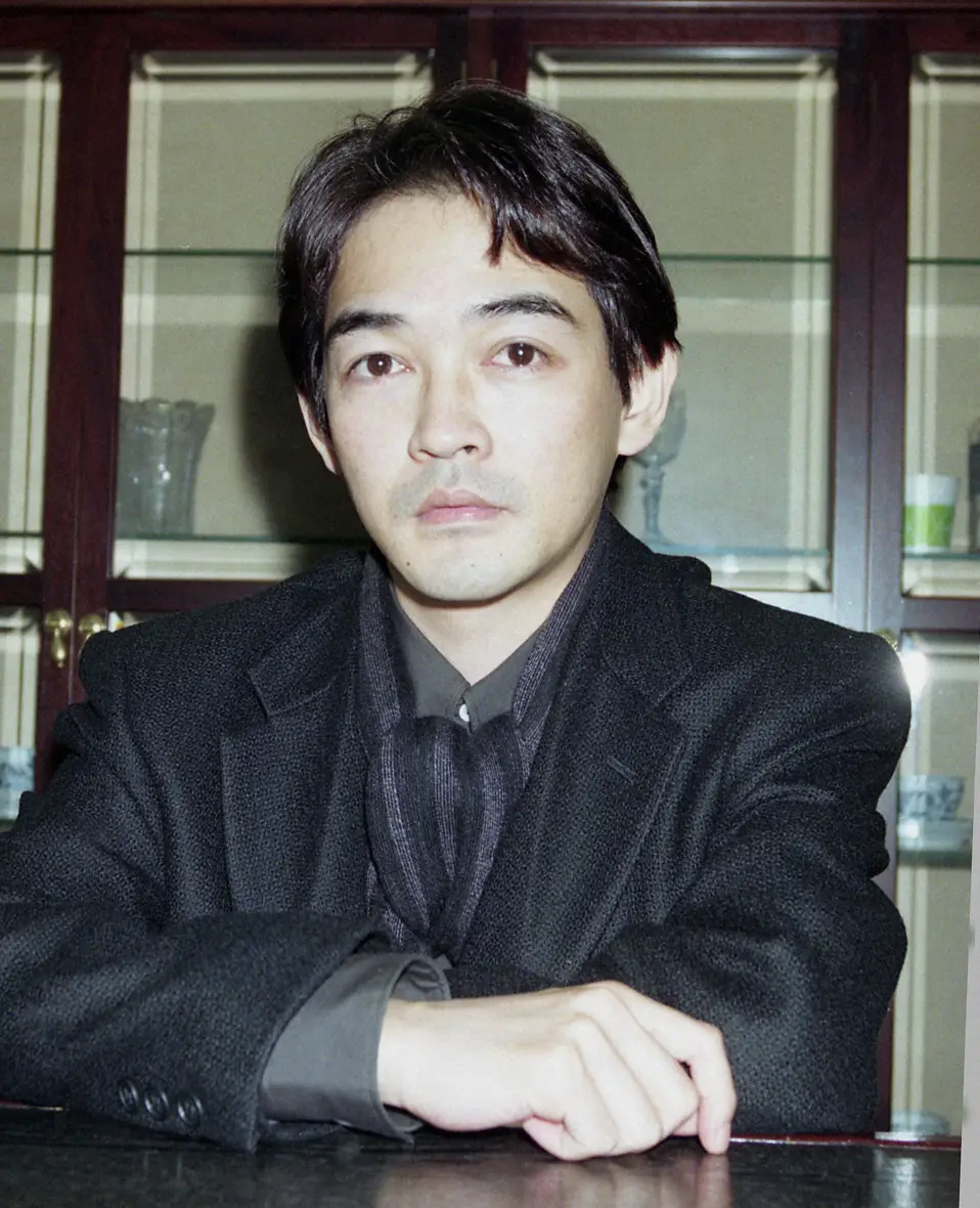 1994年、インタビューでポーズをとる堀江淳
